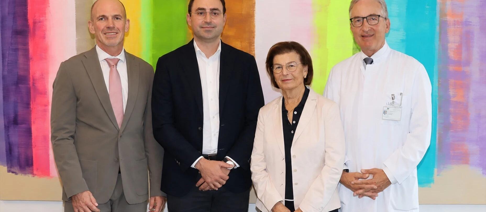 Sieglinde Tyczka und Frederick Tyczka-Christoph zu Besuch in der Bonner Universitäts-Augenklinik. - von links: Prof. Dr. Uwe Reuter, Vorstandsvorsitzender und Ärztlicher Vorstand des UKB, Frederick Tyczka-Christoph, Sieglinde Tyczka, Prof. Dr. Frank G. Holz, Direktor der Augenklinik am UKB.
