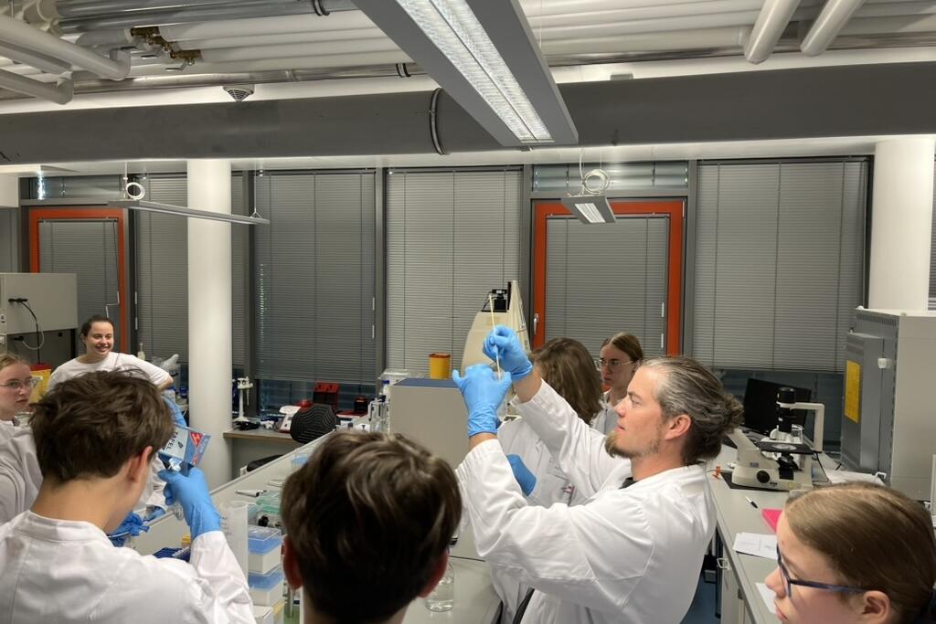 Children in the lab at "Girls' and Boys' Day 2026"