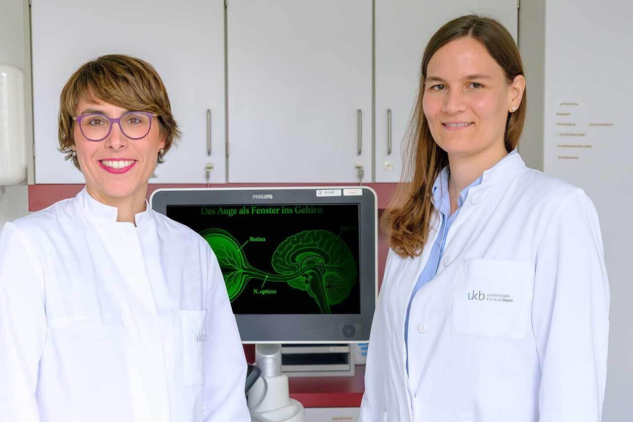 With funding from the Corona Foundation, Dr Christina Mayer (right) is establishing her own junior research group and developing the field of neurovisual diagnostics at the Department of Neurology at UKB, headed by Prof Anne-Katrin Pröbstel (left).