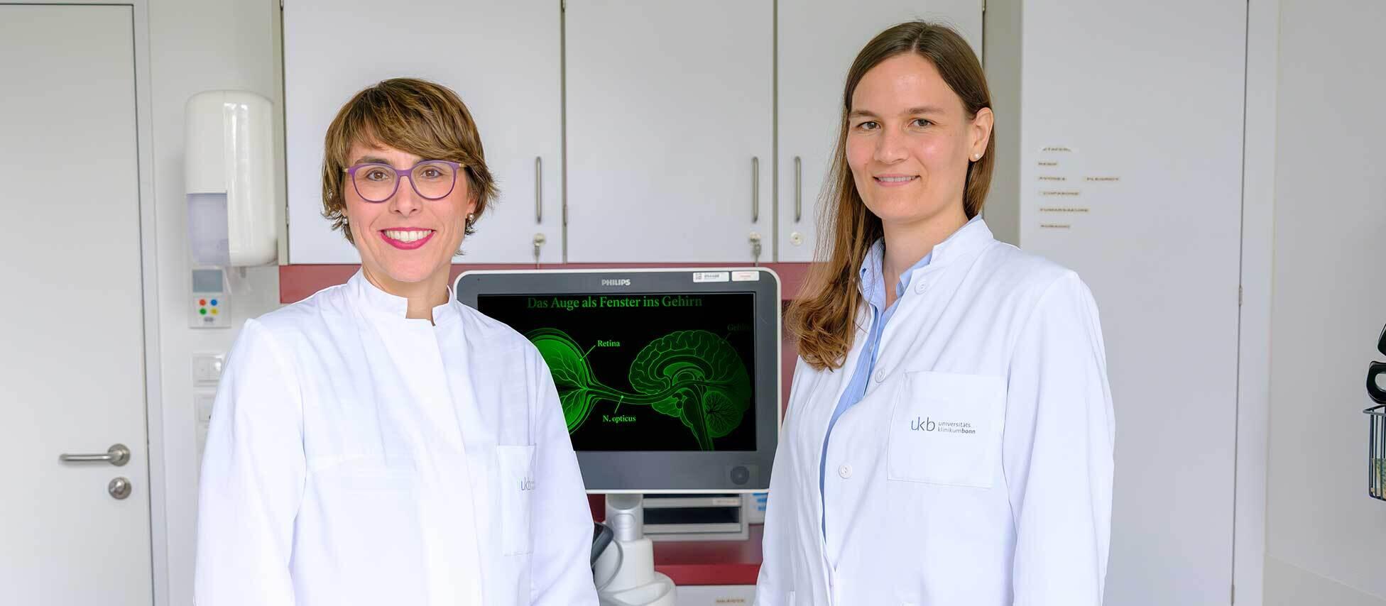 With funding from the Corona Foundation, Dr Christina Mayer (right) is establishing her own junior research group and developing the field of neurovisual diagnostics at the Department of Neurology at UKB, headed by Prof Anne-Katrin Pröbstel (left).