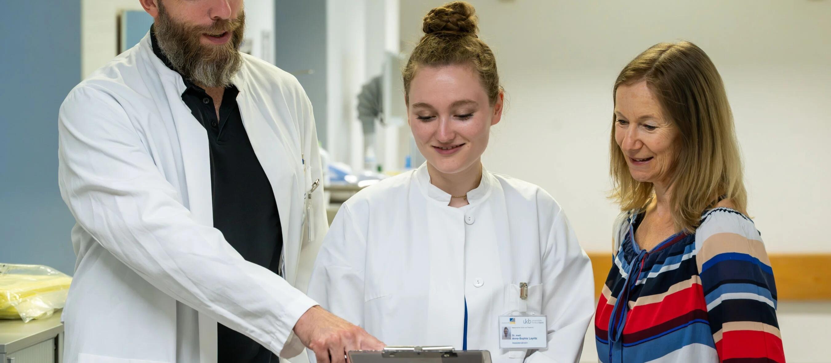 Dr. Robert Hüneburg, Dr. Anne-Sophie Layritz, and Nicola Reents (from left) - conducted a survey and found that fewer than one in ten people with Lynch syndrome take Acetylsalicylic acid for cancer prevention – despite a high level of openness to new preventive approaches.
