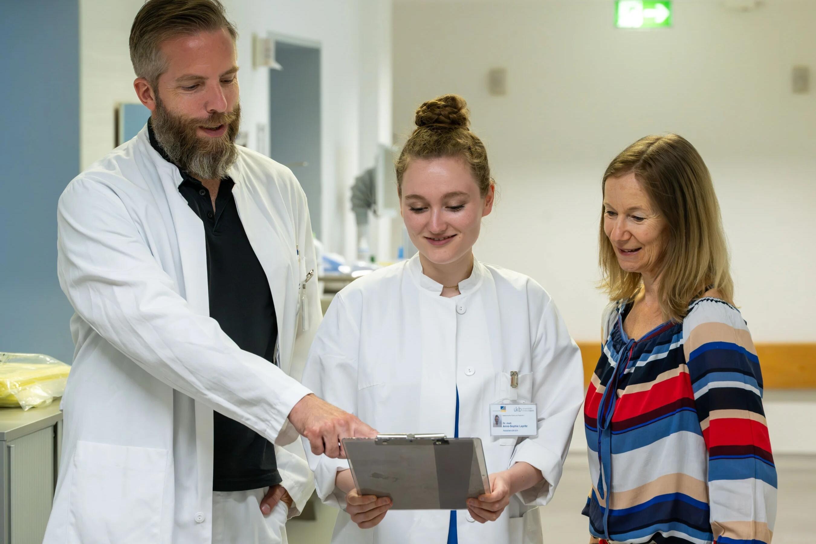 Dr. Robert Hüneburg, Dr. Anne-Sophie Layritz, and Nicola Reents (from left) - conducted a survey and found that fewer than one in ten people with Lynch syndrome take Acetylsalicylic acid for cancer prevention – despite a high level of openness to new preventive approaches.