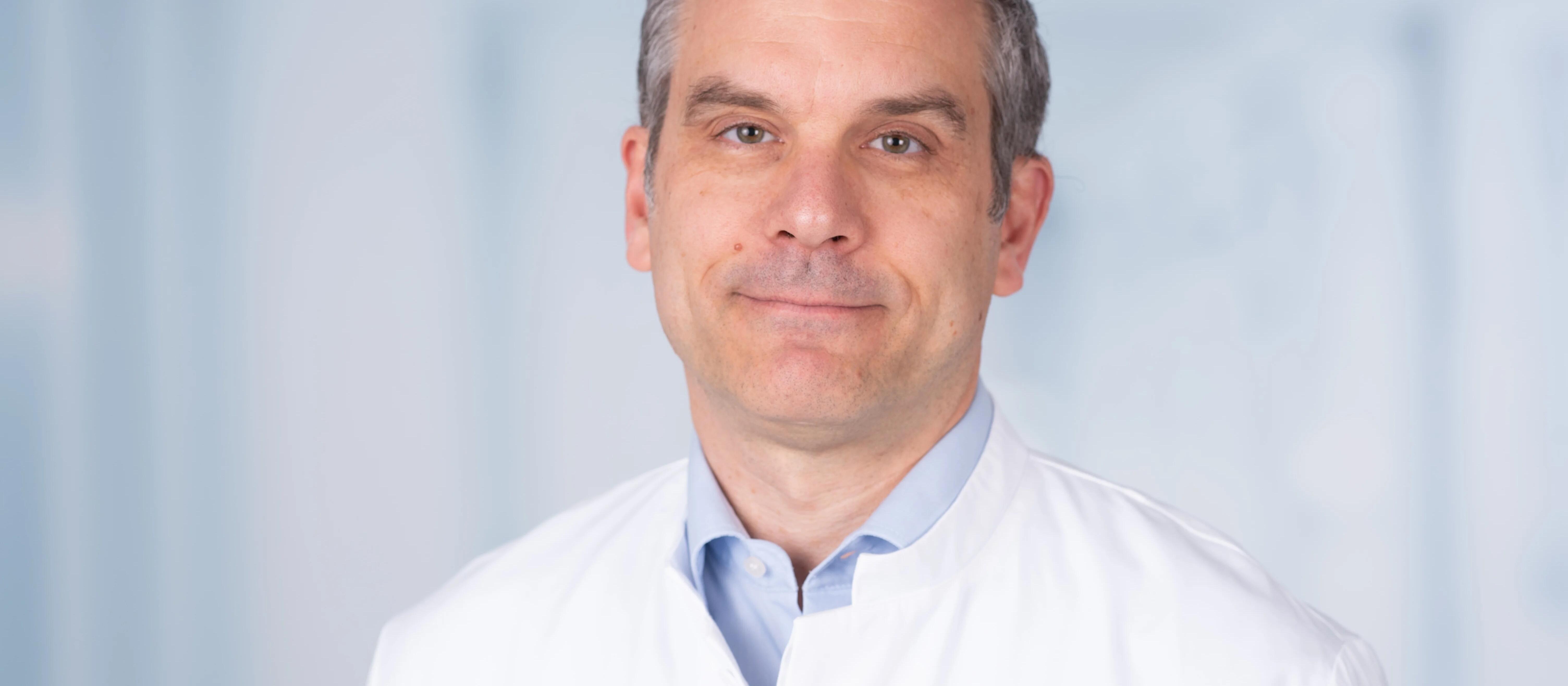 Dermatologist Prof. Jörg Wenzel – from Bonn University Hospital (UKB) and the University of Bonn – leads the Bonn subproject within the new DFG-funded research consortium FOR 6059, which investigates the mechanisms underlying cutaneous lupus. © Bonn University Hospital (UKB) / Alessandro Winkler