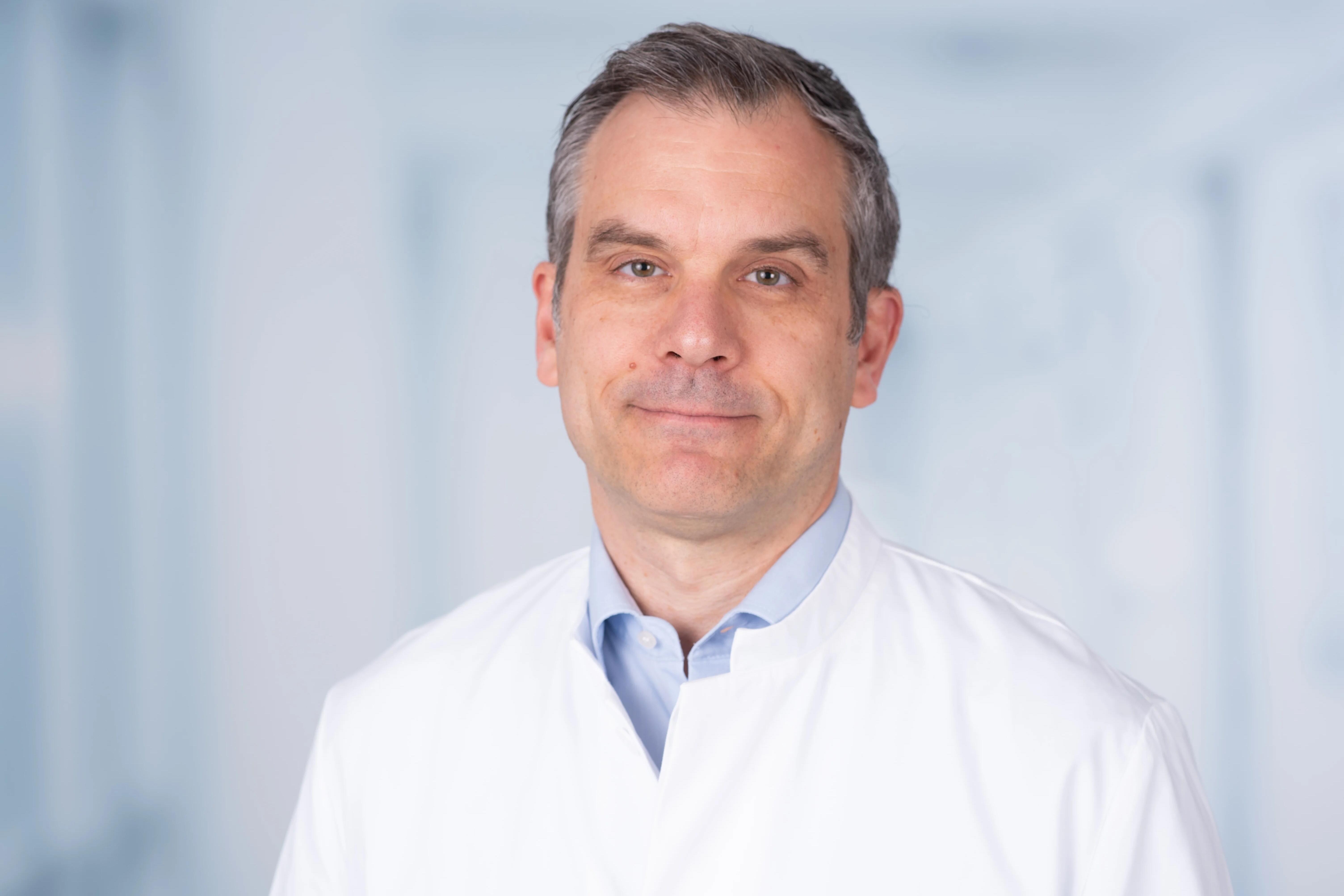 Dermatologist Prof. Jörg Wenzel – from Bonn University Hospital (UKB) and the University of Bonn – leads the Bonn subproject within the new DFG-funded research consortium FOR 6059, which investigates the mechanisms underlying cutaneous lupus. © Bonn University Hospital (UKB) / Alessandro Winkler
