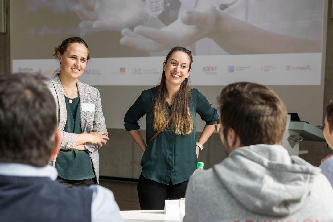 Sandra Zeidler and Dr. Christine Wuebben (from left to right) from Bonn at the Pitch4Med Contest at the Heinrich Heine University Düsseldorf