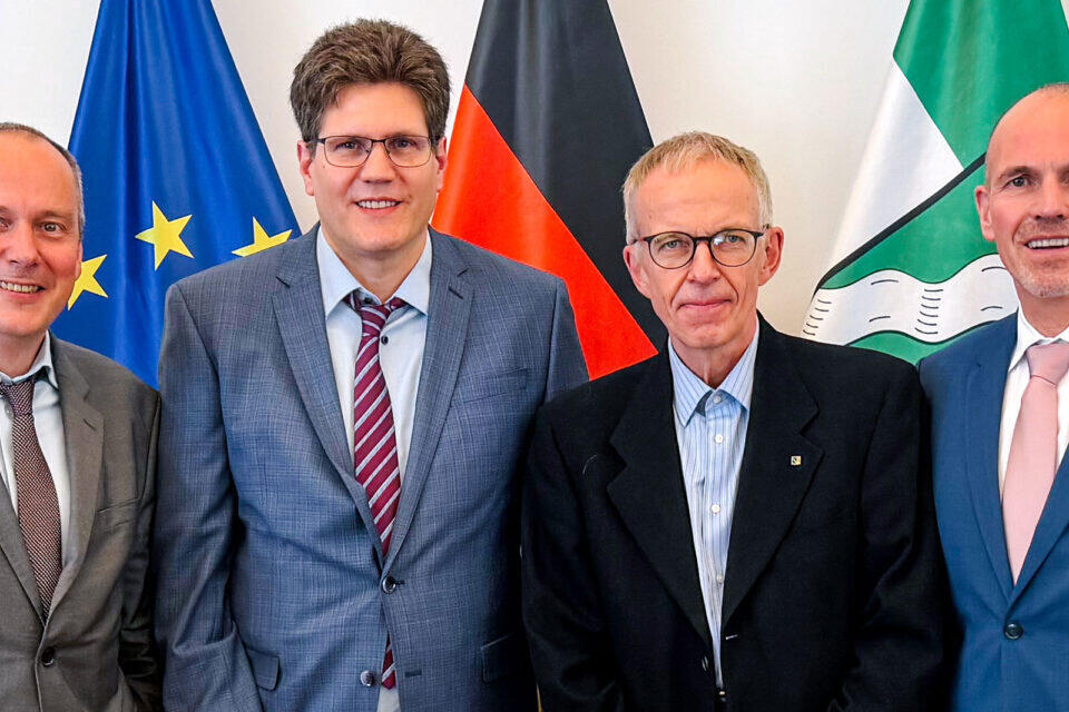 25 Millionen Euro für die Bonner KI-Krebsforschung: (v.l.) Prof. Dr. Bernd Weber, Prof. Dr. Michael Hölzel, Prof. Dr. Jürgen Bajorath und Prof. Dr. Uwe Reuter, beim Auftakt von AI4CancerCure.NRW in der Staatskanzlei Nordrhein-Westfalen.