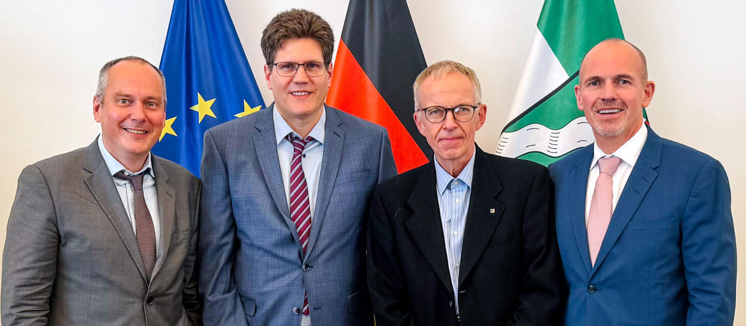 25 Millionen Euro für die Bonner KI-Krebsforschung: (v.l.) Prof. Dr. Bernd Weber, Prof. Dr. Michael Hölzel, Prof. Dr. Jürgen Bajorath und Prof. Dr. Uwe Reuter, beim Auftakt von AI4CancerCure.NRW in der Staatskanzlei Nordrhein-Westfalen.
