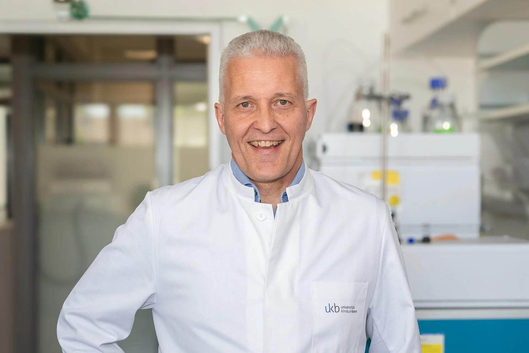 Prof. Matthias Geyer, - together with Prof. Robert P. Fisher from New York, provides an overview of the current state of research on the transcriptional regulation of cyclin-dependent kinases (CDKs) and the prospects for cancer treatment.