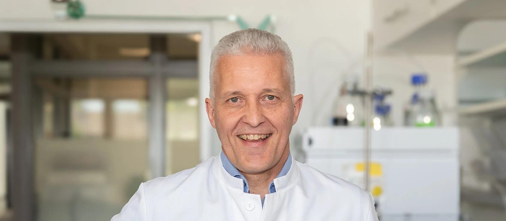 Prof. Matthias Geyer, - together with Prof. Robert P. Fisher from New York, provides an overview of the current state of research on the transcriptional regulation of cyclin-dependent kinases (CDKs) and the prospects for cancer treatment.