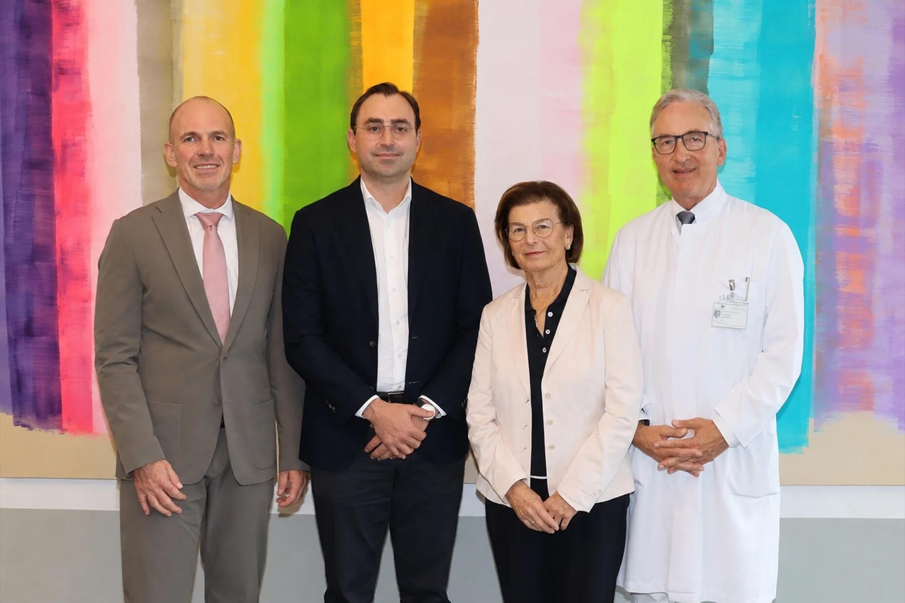 Sieglinde Tyczka und Frederick Tyczka-Christoph zu Besuch in der Bonner Universitäts-Augenklinik. - von links: Prof. Dr. Uwe Reuter, Vorstandsvorsitzender und Ärztlicher Vorstand des UKB, Frederick Tyczka-Christoph, Sieglinde Tyczka, Prof. Dr. Frank G. Holz, Direktor der Augenklinik am UKB.
