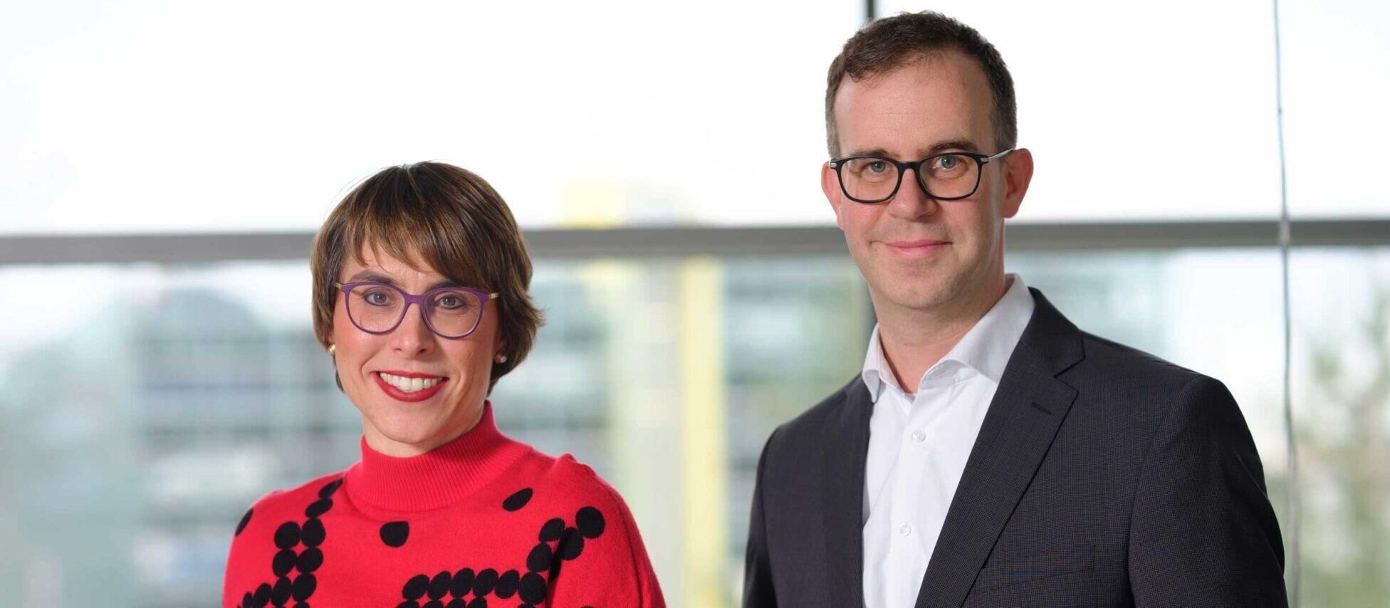 Zwei Personen: links Prof. Anne-Katrin Pröbstel, rechts Prof. Kaan Boztug