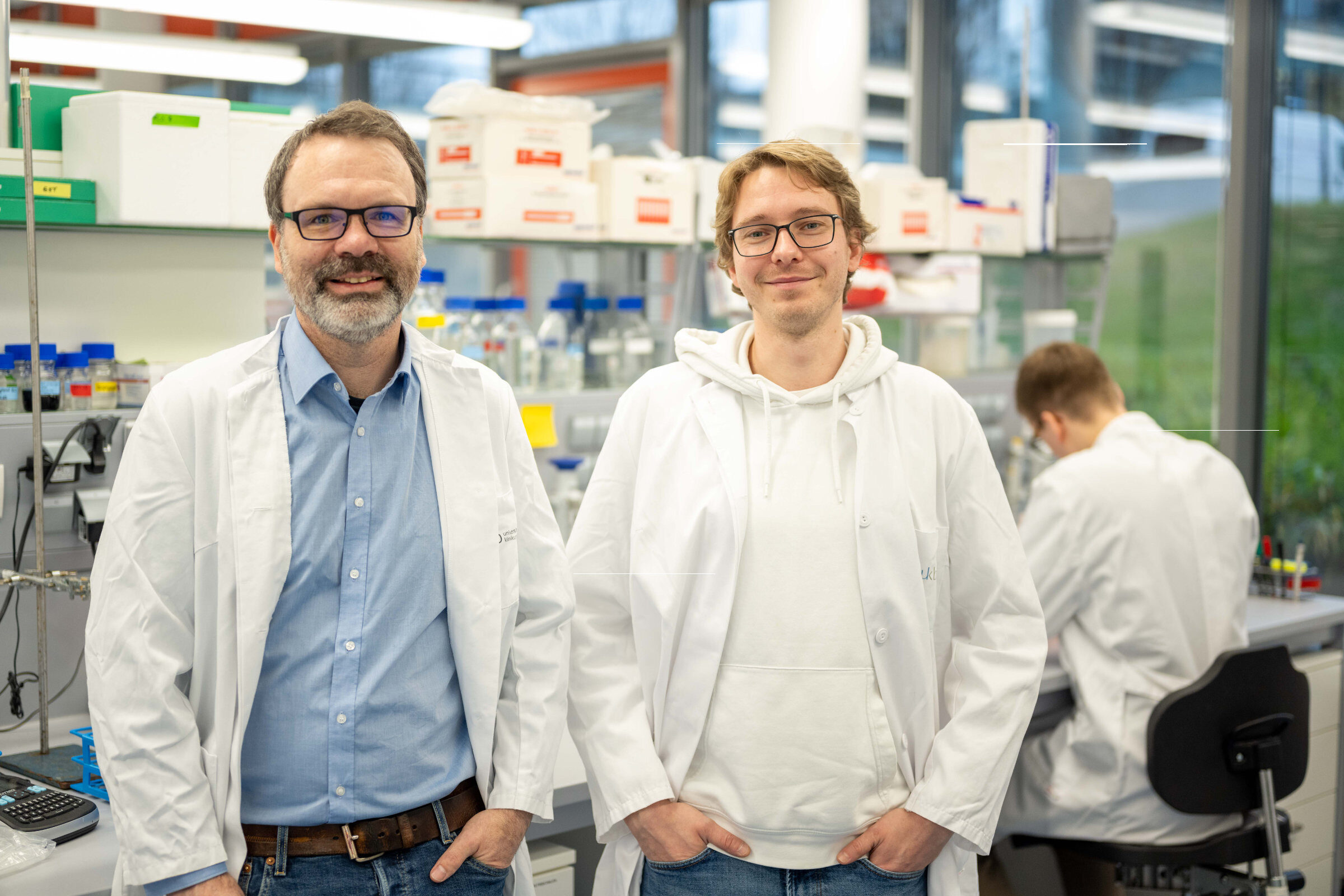 Scientists from the University Hospital Bonn and the University of Bonn discover an important membrane transport mechanism in pathogenic bacteria. PD Dr. Gregor Hagelueken (left) and Philipp Hendricks (right) are part of the research team.